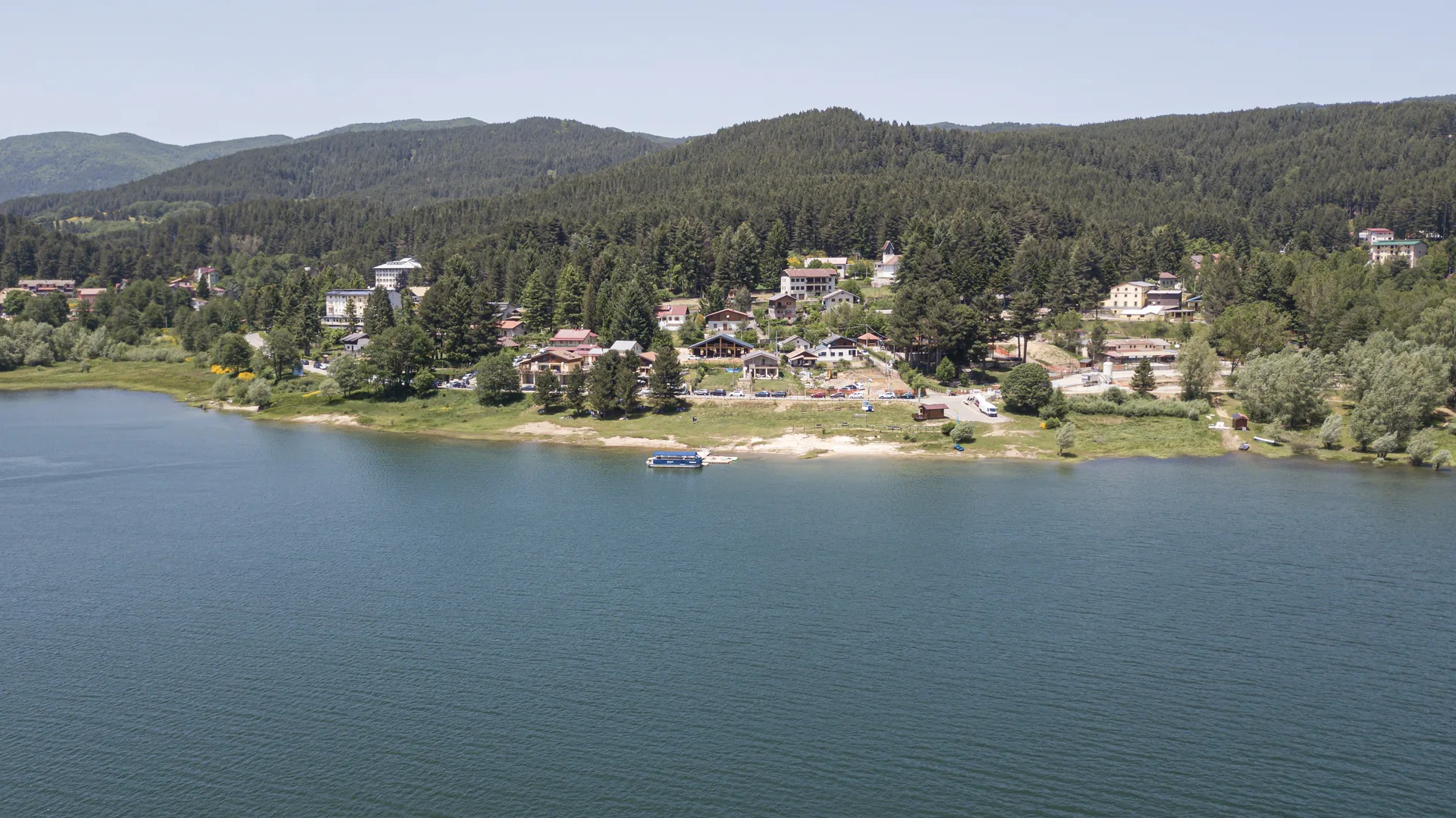 Veduta di Lorica sul Lago Arvo, nel Parco Nazionale della Sila