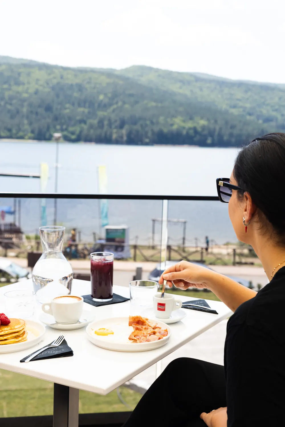Colazione sul terrazzo con vista sul lago Arvo