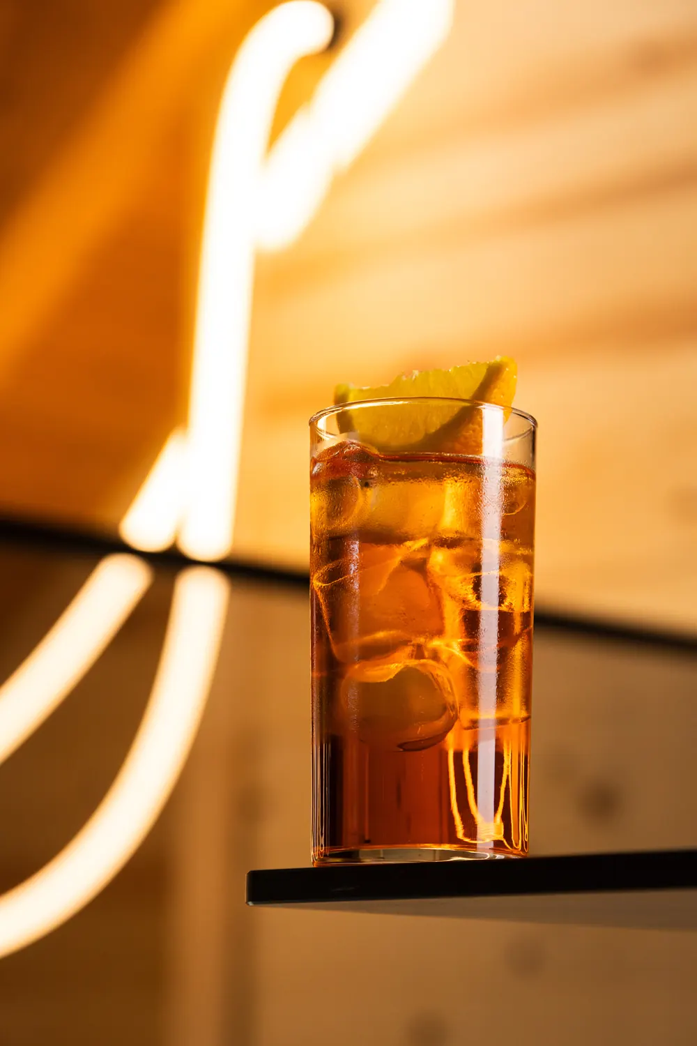 Un cocktail con la scorza d’arancia al bancone