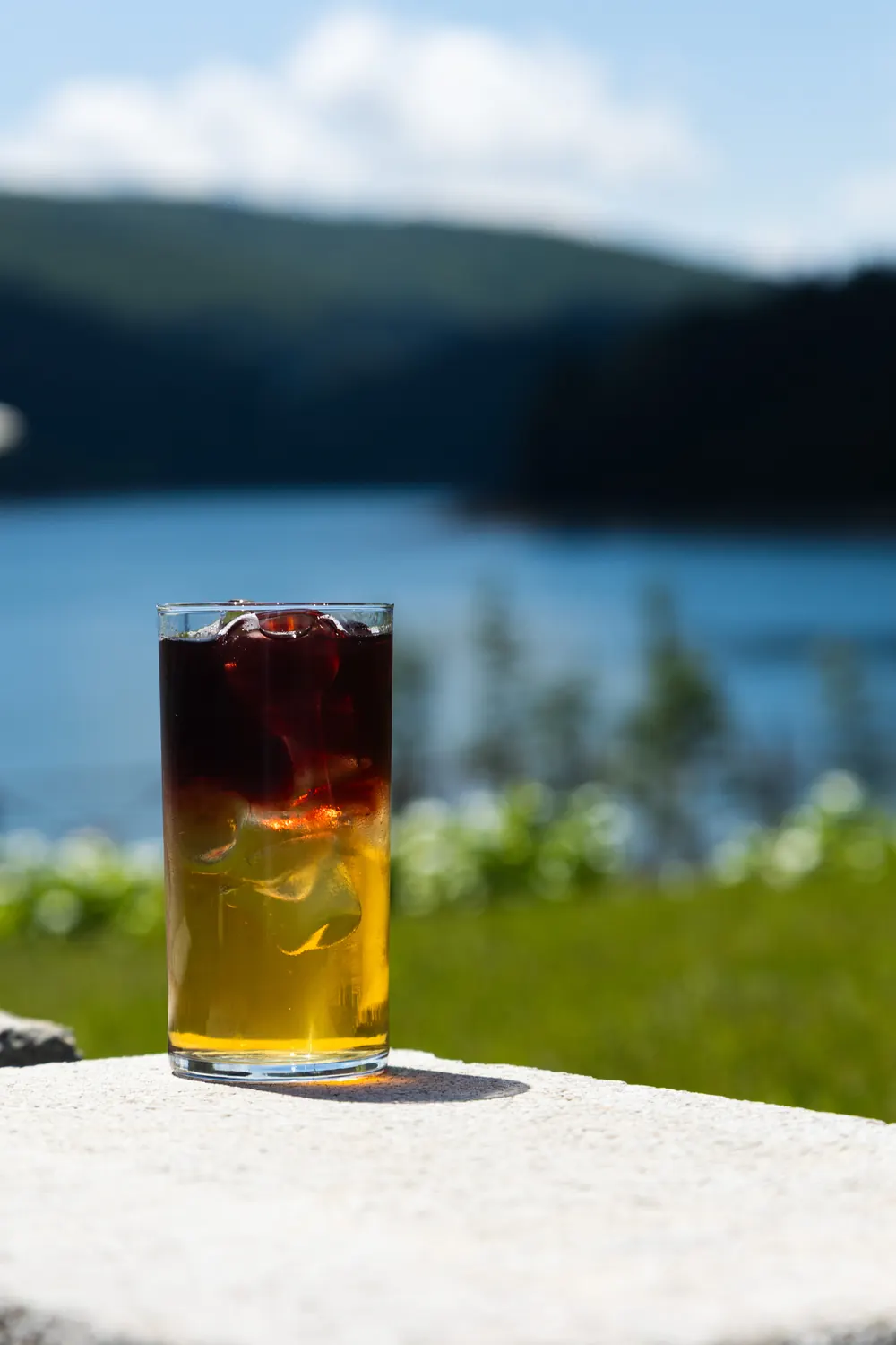 Un drink sul muretto davanti al lago