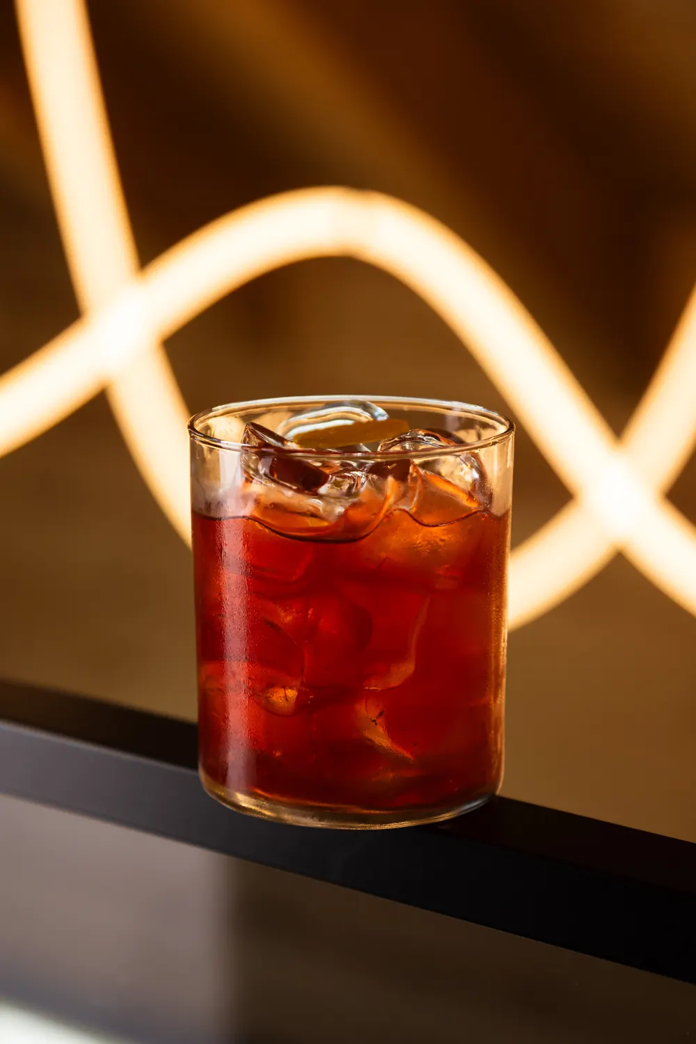 Un cocktail rosso nel bicchiere basso