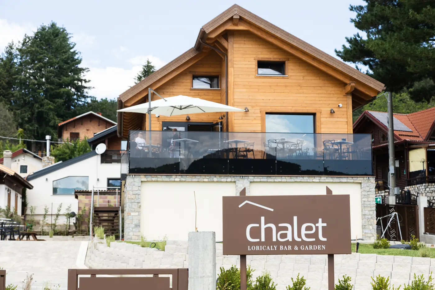 L’esterno dello Chalet con l’insegna, bar & garden
