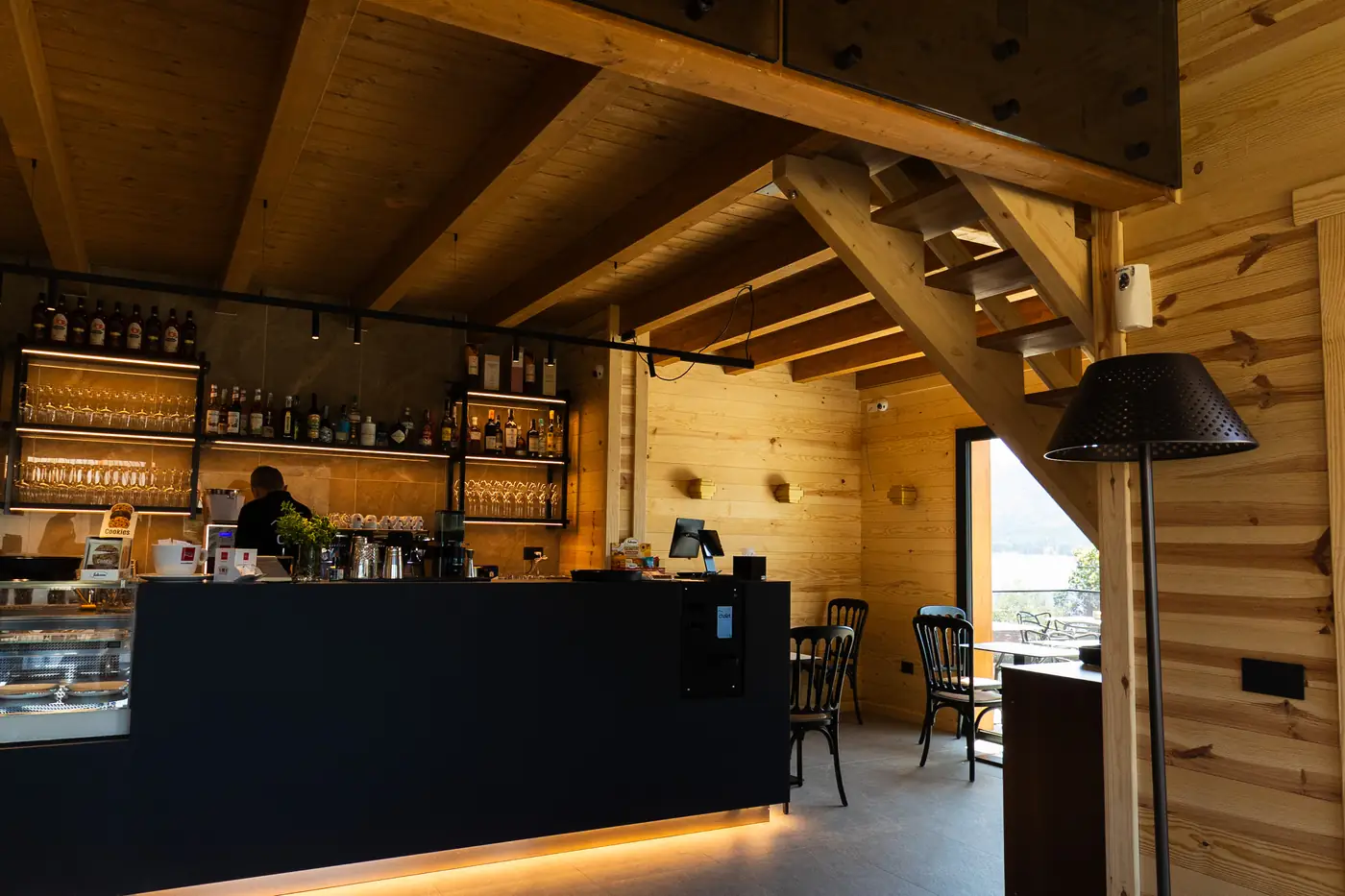 Il bancone e la sala interna, in legno