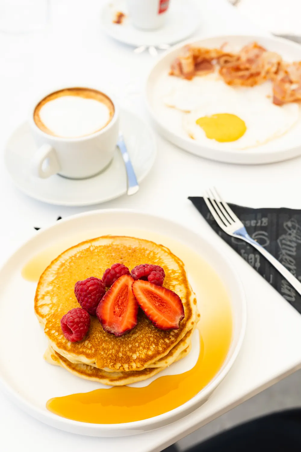 Pancake con sciroppo d’acero, fragole e lamponi